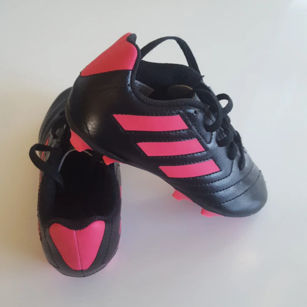 Adidas Kids size 11 Pink & Black Soccer Cleats. Used in very good condition! - Picture 3 of 9